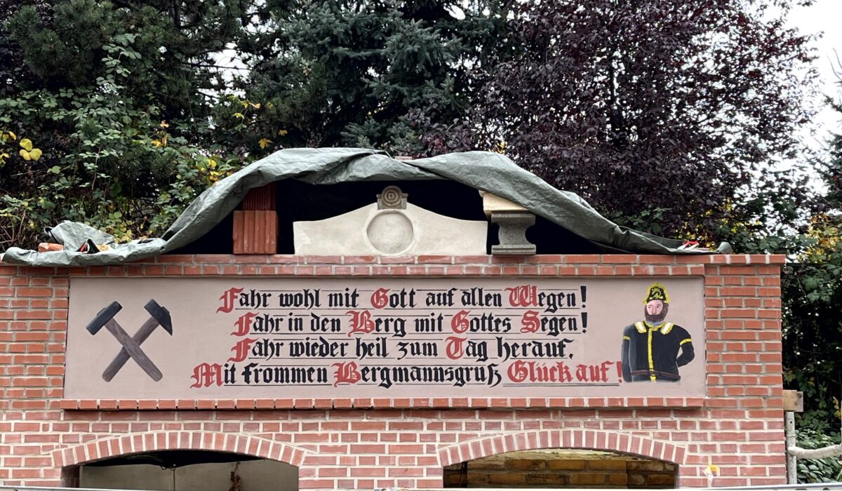 Altdeutsche Schrift zum Thema Bergbau- handgemalt - Fassadenmalerei