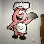 Graffiti Auftragsarbeit, Comic-Schweinchen, Restaurant Wanddesign