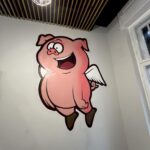 Graffiti Auftragsarbeit, Comic-Schweinchen, Restaurant Wanddesign