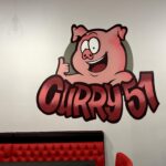 Graffiti Auftragsarbeit, Comic-Schweinchen, Restaurant Wanddesign