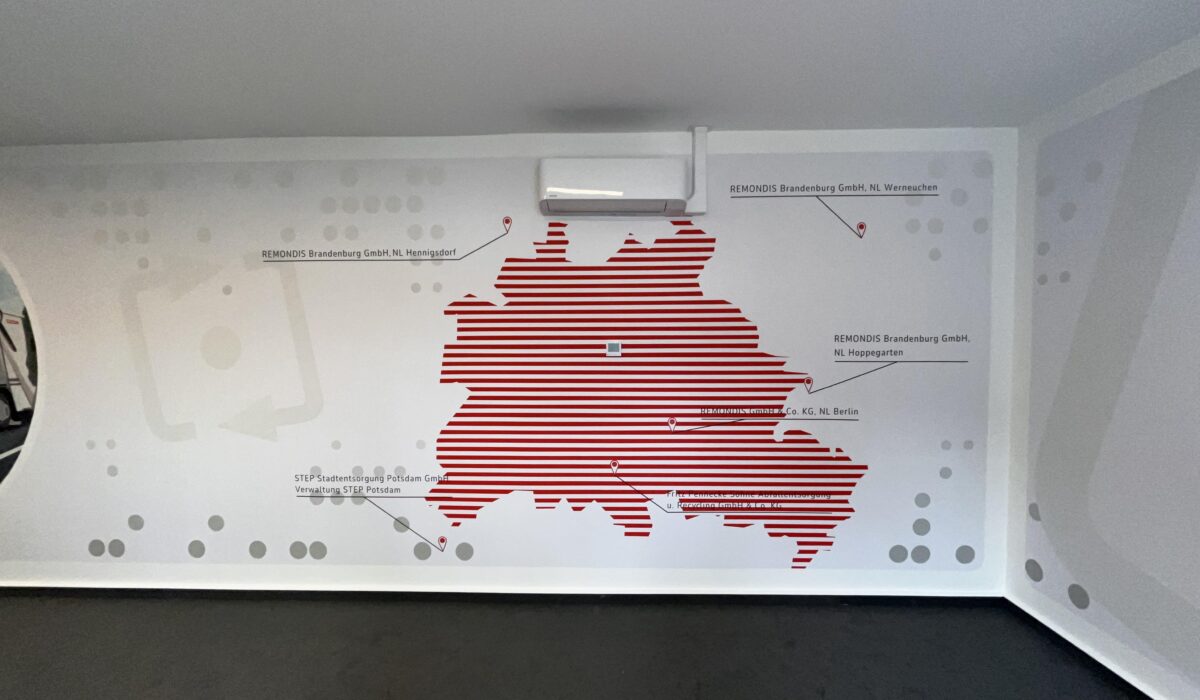 moderne Wandgestaltung im Konferenzraum - Motiv zeigt eine Berlin-Karte und Branchentypische Motive (Abfallentsorgung)