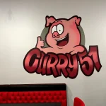 WEOK DESIGN DENNIS PAUL in Berlin - Wandmalerei Currywurst-Laden Schwein mit Curry51-Logo Daumen hoch